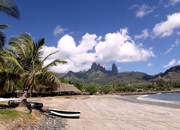 Hakahou - Hakahau-bay-with-spires.jpg