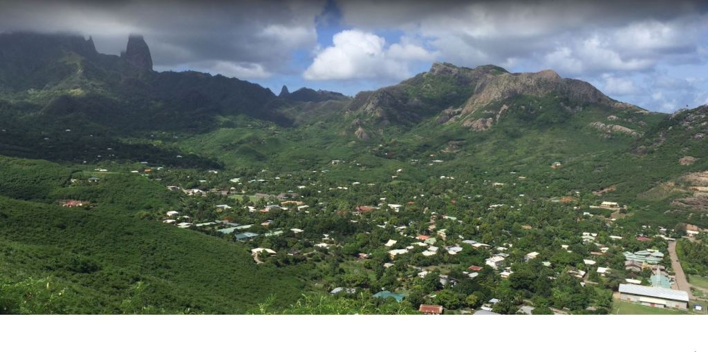 HakahouBay - Hakahau-bay-and-town-looking-south.jpg